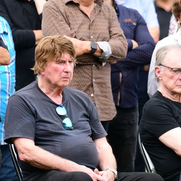 Bernard Sauvat, Herbert Léonard - Obsèques de Pascal Danel au cimetière de Bazoches-sur-le-Betez, le 31 juillet 2024. Sa famille et ses amis dont L.Voulzy, H.Léonard et B.Sauvat sont venus lui rendre un dernier hommage. Pascal Danel est décédé le 25 juillet 2024, victime d’un malaise cardiaque après une opération, à l'âge de 80 ans.
© Romain Doucelin / Bestimage