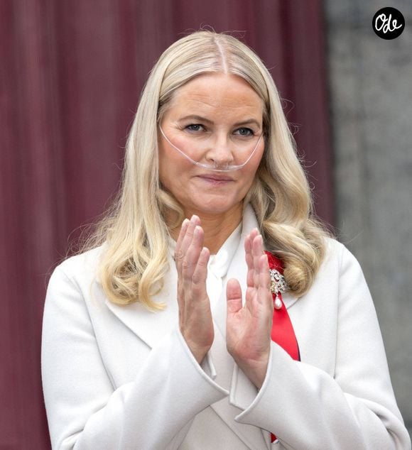 La princesse Mette-Marit de Norvège lors de la parade des enfants à l'occasion de la fête nationale à Skaugum Manor à Asker près d'Oslo en Norvège le 17 mai 2026 Dana Press / Bestimage