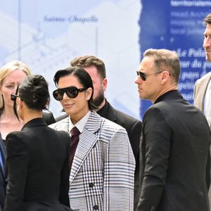 La star américaine Kim Kardashian, avec sa mère Kris Jenner et son avocat Michael Rhodes, est arrivée au procès de la rue tronchet des "Papys braqueurs" au palais de justice de Paris, France, le 13 mai 2025. La star américaine doit décrire cette nuit qui l’a «traumatisée», selon ses mots, 9 hommes et 1 femme sont jugés, soupconnés d'avoir participé au casse du siècle, en dérobant à la star 9 millions d'euros de bijoux dans la nuit du 2 au 3 octobre 2016. © Bestimage