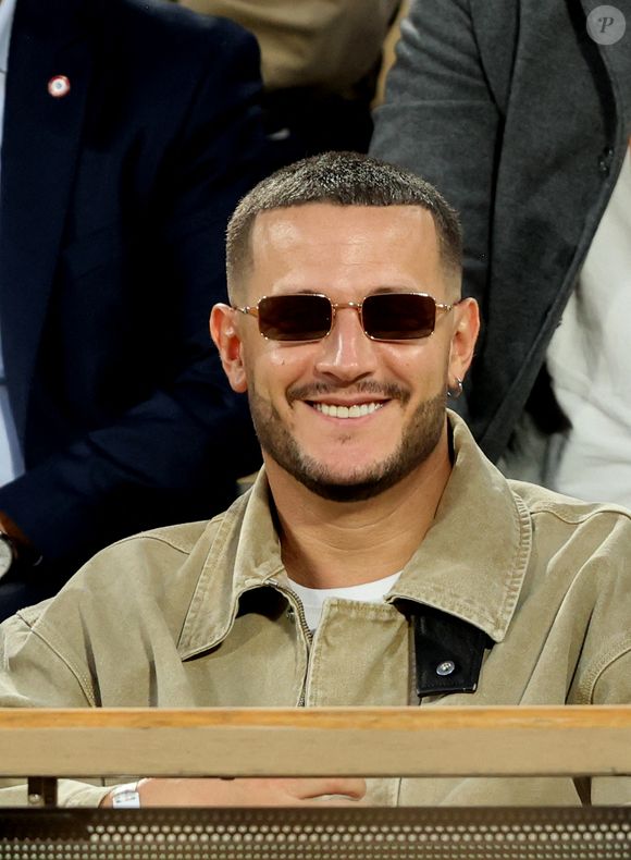DJ Snake dans les tribunes lors de la session du soir des Internationaux de France de Tennis de Roland Garros 2025, à Paris, France, le 4 juin 2025. © Jacovides-Moreau/Bestimage
