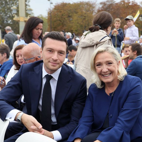 Jordan Bardella, Marine Le Pen - Les célébrités lors de la grande messe du pape Leon XIV sur la place de la Concorde à Paris, le 26 septembre 2026. Entre l’avenue des Champs-Elysées et la place de la Concorde, 700.000 fidèles et curieux, venus des quatre coins du globe, se sont rassemblés pour participer à la messe célébrée par le Saint Père. Le voyage apostolique, du 25 au 28 septembre 2026, se poursuivra à Lourdes et Metz. © Jacovides / Moreau / Bestimage