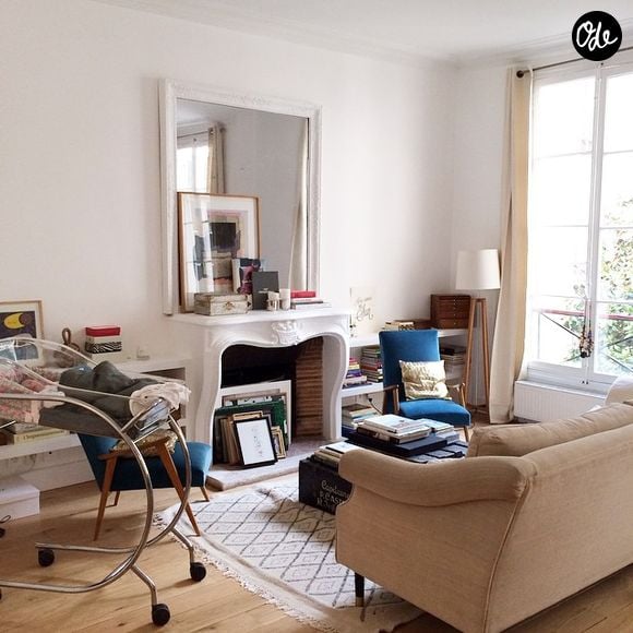 La décoration mêle meubles chinés, souvenirs de voyage et œuvres d'art.

Morgane Sézalory, créatrice de la marque Sézane, ouvre les portes de son appartement.