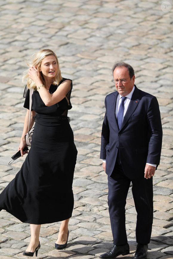 François Hollande et sa compagne Julie Gayet lors de la cérémonie d’hommage national à Jean-Paul Belmondo à l’Hôtel des Invalides à Paris, France, le 9 septembre 2021. © Dominique Jacovides/Bestimage
