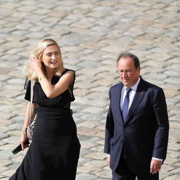 François Hollande et sa compagne Julie Gayet lors de la cérémonie d’hommage national à Jean-Paul Belmondo à l’Hôtel des Invalides à Paris, France, le 9 septembre 2021. © Dominique Jacovides/Bestimage