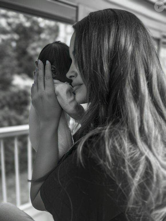 En effet, la jeune femme a dévoilé que Noa était née avec un angiome, une tache de naissance, qui "couvre son bras, sa main, son épaule, une partie de son torse".

Jessica Senetaire et sa fille Noa.