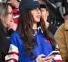En cliquant sur celle-ci, les internautes tombent alors sur une vidéo postée sur son compte, dans laquelle nous la voyons tout d’abord avec sa chevelure brune qui l’a accompagnée tout au long de ses années en tant que Miss.

Iris Mittenaere dans les tribunes du match d'ouverture du Tournoi des six nations : France-Irlande (36-14) au Stade de France à Saint-Denis le 5 février 2026. ©  Zuma Press / Bestimage