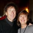 Alain Souchon : dans son appartement parisien de 200 m², une décoration minimale et un papier peint vieillissant