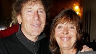 Alain Souchon : dans son appartement parisien de 200 m², une décoration minimale et un papier peint vieillissant