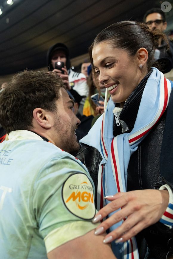 Exclusif - Antoine Dupont, Iris Mittenaere lors du match de rugby du Tournoi des Six Nations France contre Angleterre au Stade de France à Saint-Denis le 14 mars 2026.