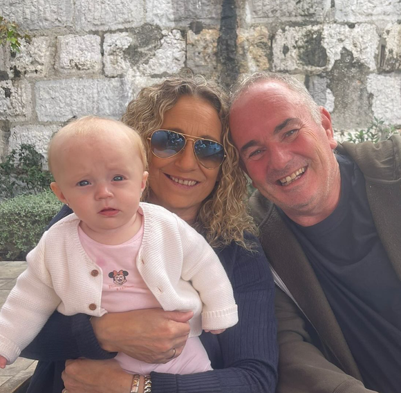 Ils sont grands-parents d'une petite Lucia
Adrian Traverso de "Mariés au premier regard" avec son épouse Angela - Instagram
