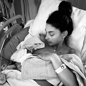 Son bébé se prénomme June

Tatiana Silva a annoncé la naissance de son fils June sur Instagram en publiant une photo d'elle avec son bébé. 26 janvier 2025.