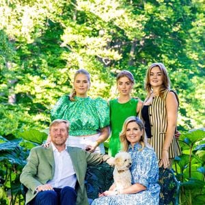 Le roi Willem-Alexander, la reine Maxima, la princesse Amalia, la princesse Alexia, la princesse Ariane et leur chien Mambo posent lors de la séance photo annuelle d'été au palais Huis Ten Bosch à La Haye. Photo by Backgrid USA / Bestimage