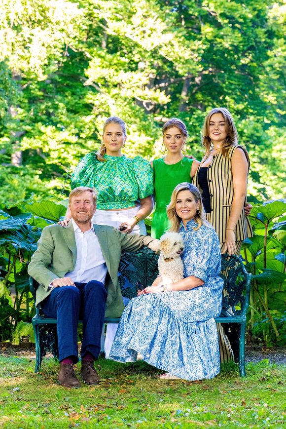 Le roi Willem-Alexander, la reine Maxima, la princesse Amalia, la princesse Alexia, la princesse Ariane et leur chien Mambo posent lors de la séance photo annuelle d'été au palais Huis Ten Bosch à La Haye. Photo by Backgrid USA / Bestimage