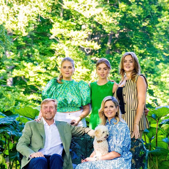 Le roi Willem-Alexander, la reine Maxima, la princesse Amalia, la princesse Alexia, la princesse Ariane et leur chien Mambo posent lors de la séance photo annuelle d'été au palais Huis Ten Bosch à La Haye. Photo by Backgrid USA / Bestimage