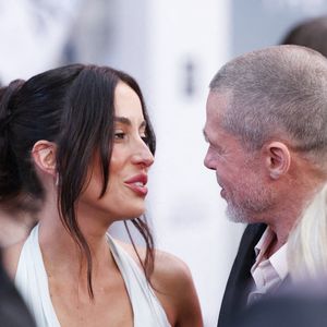 Brad Pitt et Ines de Ramon arrivent sur le tapis rouge de la première mondiale de "F1" d'Apple Original Films & Warner Bros. Pictures à Times Square le lundi 16 juin 2025 à New York City. Photo by John Angelillo/UPI/ABACAPRESS.COM