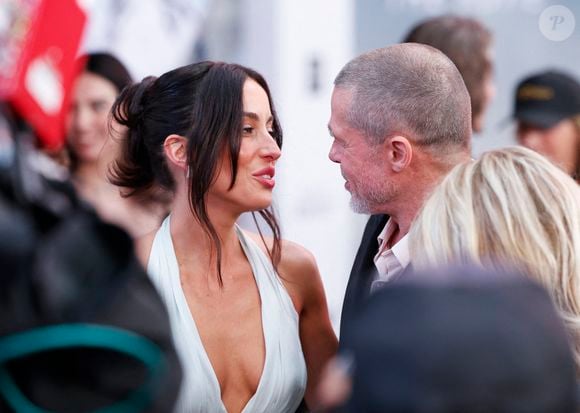 Brad Pitt et Ines de Ramon arrivent sur le tapis rouge de la première mondiale de "F1" d'Apple Original Films & Warner Bros. Pictures à Times Square le lundi 16 juin 2025 à New York City. Photo by John Angelillo/UPI/ABACAPRESS.COM