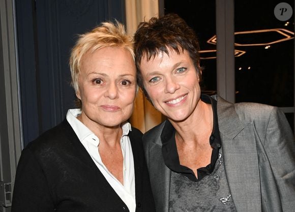 Muriel Robin et sa femme Anne Le Nen - Remise du prix "Fonds de dotation Line Renaud-Loulou Gasté" pour la recherche médicale à la Maison de la Recherche à Paris le 15 novembre 2021. © Coadic Guirec/Bestimage