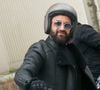Exclusif - Cyril Hanouna arrive en moto dans les studios d'Europe 1 à Paris, France, le 5 mai 2025. © Christophe Clovis/Bestimage