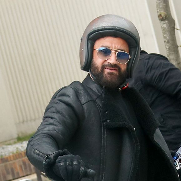 Exclusif - Cyril Hanouna arrive en moto dans les studios d'Europe 1 à Paris, France, le 5 mai 2025. © Christophe Clovis/Bestimage