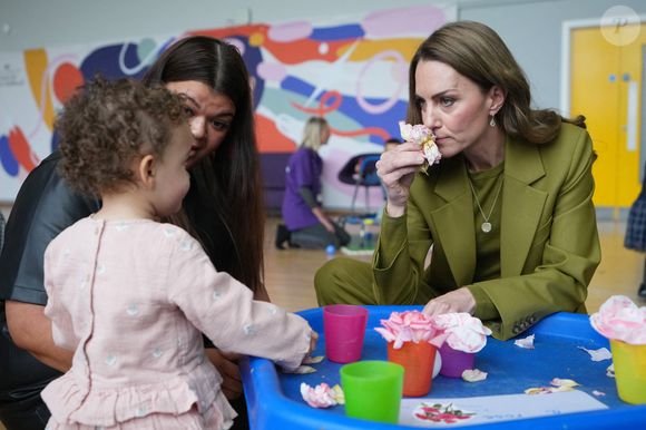 Kate Middleton Middleton, princesse de Galles, lors d'une visite à Home-Start à Oxford, le 9 octobre 2025. Home-Start UK se prépare à déployer une formation auprès de son réseau de 9 000 bénévoles sur la base de la série explicative du Centre for Early Childhood de la Royal Foundation. Photo par PA Photo/ Bestimage