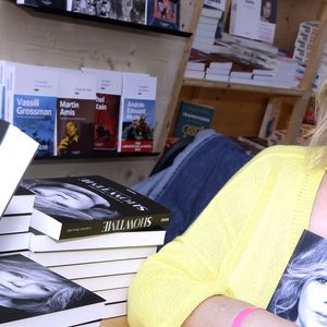 Ce départ s’inscrit dans un contexte de grands changements au sein de France Télévisions, avec notamment le remplacement d’Anne-Sophie Lapix par Léa Salamé et le départ d’Olivier Minne vers M6.

Laurence Boccolini - Festival du Livre de Paris 2025 au Grand Palais à Paris le 12 avril 2025.
© Cédric Perrin / Bestimage