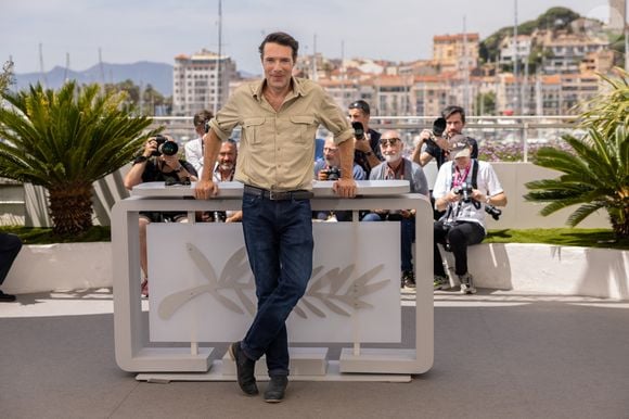 Le réalisateur Nicolas Bedos au photocall de "Mascarade" lors du 75ème Festival International du Film de Cannes, le 28 mai 2022. 
© Olivier Borde / Bestimage