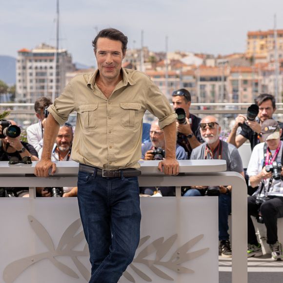 Le réalisateur Nicolas Bedos au photocall de "Mascarade" lors du 75ème Festival International du Film de Cannes, le 28 mai 2022. 
© Olivier Borde / Bestimage