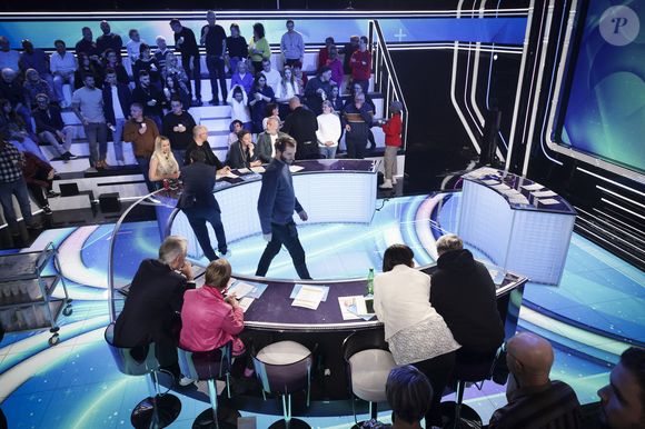 Après de nombreux avertissements de la part de l'Arcom

Exclusif - Cyril Hanouna, sur le plateau de l’émission « TPMP » (Touche pas à mon poste) présentée par C.Hanouna et diffusée en direct sur C8, Paris, France, le 13 février 2025. © Jack Tribeca / Bestimage