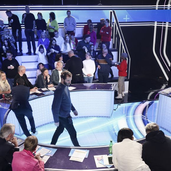 Après de nombreux avertissements de la part de l'Arcom

Exclusif - Cyril Hanouna, sur le plateau de l’émission « TPMP » (Touche pas à mon poste) présentée par C.Hanouna et diffusée en direct sur C8, Paris, France, le 13 février 2025. © Jack Tribeca / Bestimage