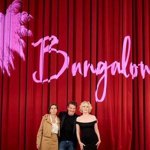 À ses yeux, et à l'inverse de celle avec qui elle a partagé la scène dans la pièce Bungalow21, Mathilde Seigner n'avait pas la "place de la belle". Mais au fil des années, le tandem a su se rapprocher après avoir goûté aux joies de la maternité...

Exclusif - Emmanuelle et Mathilde Seigner sur filage de la pièce "Bungalow 21" écrite par Eric-Emmanuel Schmitt, sur une idée originale de Benjamin Castaldi au théâtre de la Madeleine à Paris, France, le 11 septembre 2023. © Cyril Moreau/Bestimage