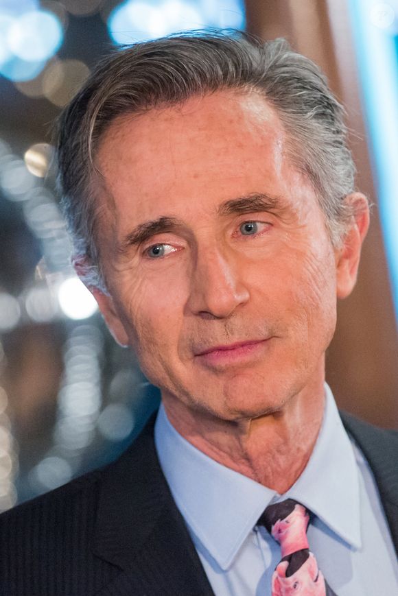 Dans une interview accordée à Laurent Baffie, Thierry Lhermitte a révélé le métier de son fils : "Il est au Canada. Il est directeur de resto et a fait une école hôtelière".

Exclusif - Thierry Lhermitte sur le tournage de l'émission "Toute la musique qu'on aime" sur le bateau Jean Bruel à Paris, le 14 décembre 2015. 

Photo : Cyril Moreau / Bestimage