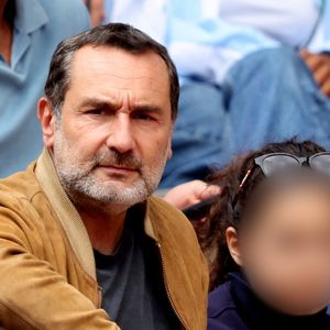 Gilles Lellouche et sa fille Ava dans les tribunes lors des Internationaux de France de Tennis de Roland Garros 2022. Paris, le 5 juin 2022. © Dominique Jacovides/Bestimage
