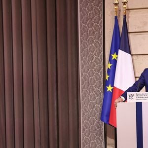 Stella McCartney, Emmanuel Macron - La créatrice S.McCartney est faite Chevalier de la Légion d'honneur par le président français E.Macron au palais de l'Elysée à Paris, le 5 mars 2026, lors de la Fashion Week à Paris. Cette distinction salue son parcours ainsi que son engagement dans l'univers de la création et de la mode.

BFA.com / Backgrid USA / Bestimage