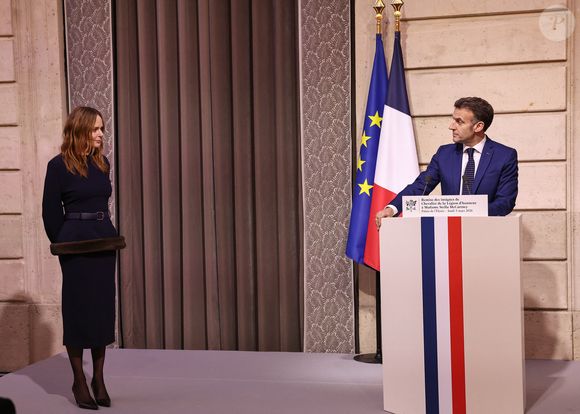 Stella McCartney, Emmanuel Macron - La créatrice S.McCartney est faite Chevalier de la Légion d'honneur par le président français E.Macron au palais de l'Elysée à Paris, le 5 mars 2026, lors de la Fashion Week à Paris. Cette distinction salue son parcours ainsi que son engagement dans l'univers de la création et de la mode.

BFA.com / Backgrid USA / Bestimage