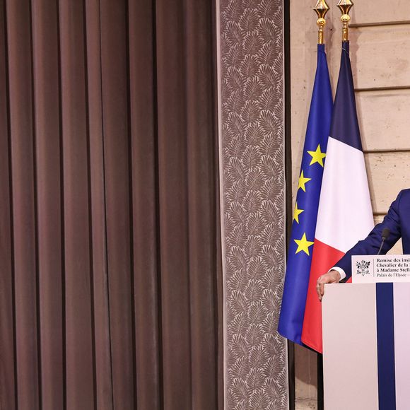 Stella McCartney, Emmanuel Macron - La créatrice S.McCartney est faite Chevalier de la Légion d'honneur par le président français E.Macron au palais de l'Elysée à Paris, le 5 mars 2026, lors de la Fashion Week à Paris. Cette distinction salue son parcours ainsi que son engagement dans l'univers de la création et de la mode.

BFA.com / Backgrid USA / Bestimage