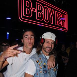 Raphaël Friant, le fils du DJ Bob Sinclar, a notamment laissé plusieurs émojis en forme de flammes.
Bob Sinclar avec son fils Raphaël Le Friant - Bob Sinclar aux platines lors de la soirée B-Boy Ish au Pavillon Tilsitt à Paris le 10 juin 2026.
© Philippe Baldini/Bestimage