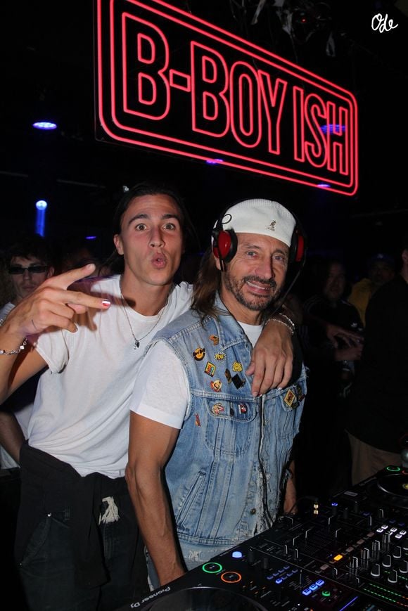 Raphaël Friant, le fils du DJ Bob Sinclar, a notamment laissé plusieurs émojis en forme de flammes.

Bob Sinclar avec son fils Raphaël Le Friant - Bob Sinclar aux platines lors de la soirée B-Boy Ish au Pavillon Tilsitt à Paris le 10 juin 2026.

© Philippe Baldini/Bestimage