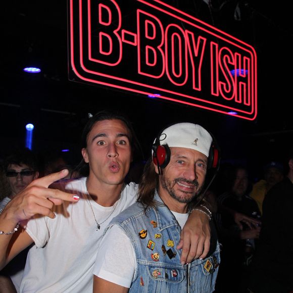 Raphaël Friant, le fils du DJ Bob Sinclar, a notamment laissé plusieurs émojis en forme de flammes.

Bob Sinclar avec son fils Raphaël Le Friant - Bob Sinclar aux platines lors de la soirée B-Boy Ish au Pavillon Tilsitt à Paris le 10 juin 2026.

© Philippe Baldini/Bestimage