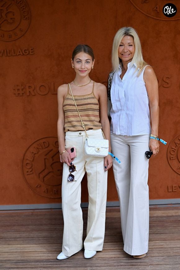 Stella Belmondo et Natty Tardivel assistent au tournoi de Roland-Garros 2023, le 9 juin 2023 à Paris, en France. Photo de Franck Castel/ABACAPRESS.COM