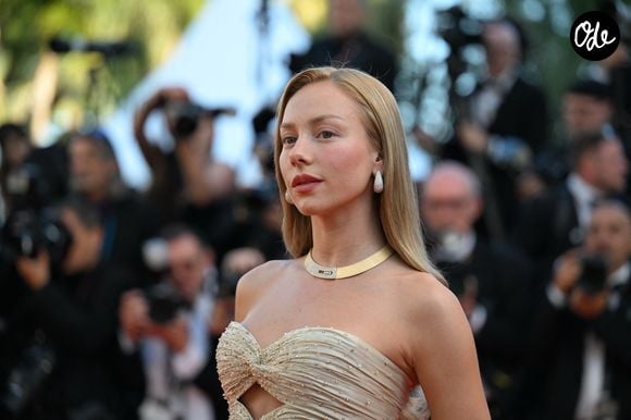 Ester Expósito annonce enfin qu'elle engagera des poursuites judiciaires contre les responsables.

Ester Expósito à la montée des marches du film "La Bataille de Gaulle : L’âge de fer" lors du 79ème Festival International du Film de Cannes, le 20 mai 2026.

© Rachid Bellak/Bestimage