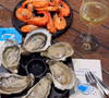 Elle profite alors pour déguster des fruits de mer au marché central de Royan.