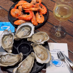 Elle profite alors pour déguster des fruits de mer au marché central de Royan.