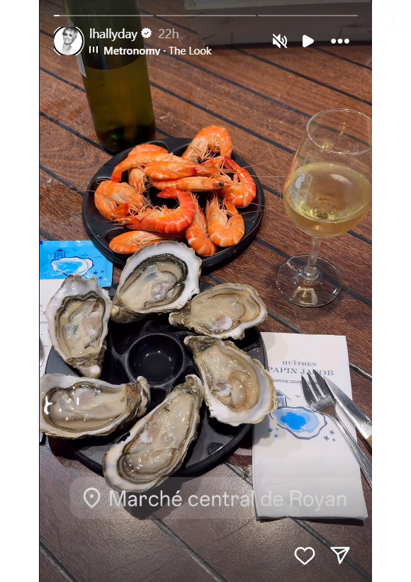 Elle profite alors pour déguster des fruits de mer au marché central de Royan.