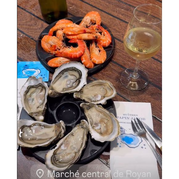 Elle profite alors pour déguster des fruits de mer au marché central de Royan.