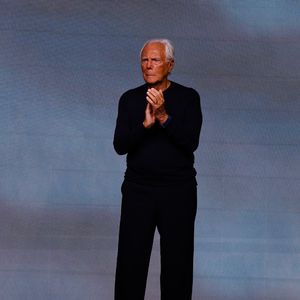 Il aura marqué l'histoire de la mode et plusieurs générations.

Le styliste Giorgio Armani - Défilé de mode printemps-été 2024 "Giorgio Armani" lors de la fashion week de Milan.