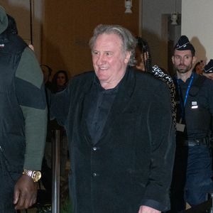 “Non, il n'y a pas de contact physique, je lui parle”, assure le comédien, avant de se rétracter

Gérard Depardieu, accompagné de sa fille Roxane, quitte son procès pour agressions sexuelles sur deux femmes lors d'un tournage de film en 2021 au tribunal correctionnel de Paris, France, le 24 mars 2025. Depardieu, 76 ans, qui a réalisé plus de 200 films et séries télévisées, a été accusé de comportement inapproprié par une vingtaine de femmes, mais c'est la première affaire à être jugée. Les deux plaignantes - Amélie, 54 ans, décoratrice, et Sarah (nom modifié), 34 ans, assistante réalisatrice - allèguent une agression sexuelle lors du tournage en 2021 de « Les Volets Verts » du réalisateur Jean Becker. © Yehiel Chekroune/Bestimage