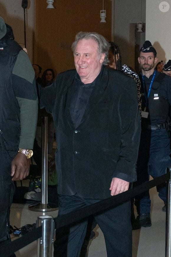 “Non, il n'y a pas de contact physique, je lui parle”, assure le comédien, avant de se rétracter

Gérard Depardieu, accompagné de sa fille Roxane, quitte son procès pour agressions sexuelles sur deux femmes lors d'un tournage de film en 2021 au tribunal correctionnel de Paris, France, le 24 mars 2025. Depardieu, 76 ans, qui a réalisé plus de 200 films et séries télévisées, a été accusé de comportement inapproprié par une vingtaine de femmes, mais c'est la première affaire à être jugée. Les deux plaignantes - Amélie, 54 ans, décoratrice, et Sarah (nom modifié), 34 ans, assistante réalisatrice - allèguent une agression sexuelle lors du tournage en 2021 de « Les Volets Verts » du réalisateur Jean Becker. © Yehiel Chekroune/Bestimage