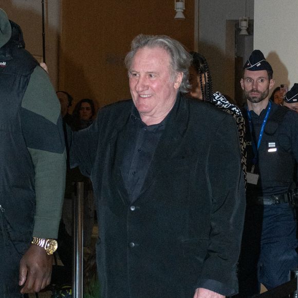 “Non, il n'y a pas de contact physique, je lui parle”, assure le comédien, avant de se rétracter

Gérard Depardieu, accompagné de sa fille Roxane, quitte son procès pour agressions sexuelles sur deux femmes lors d'un tournage de film en 2021 au tribunal correctionnel de Paris, France, le 24 mars 2025. Depardieu, 76 ans, qui a réalisé plus de 200 films et séries télévisées, a été accusé de comportement inapproprié par une vingtaine de femmes, mais c'est la première affaire à être jugée. Les deux plaignantes - Amélie, 54 ans, décoratrice, et Sarah (nom modifié), 34 ans, assistante réalisatrice - allèguent une agression sexuelle lors du tournage en 2021 de « Les Volets Verts » du réalisateur Jean Becker. © Yehiel Chekroune/Bestimage