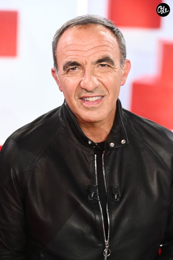 Exclusif - Nikos Aliagas lors de l'enregistrement de l'émission Vivement dimanche au studio Rive gauche, présentée par M.Drucker, diffusée sur France 3 le 21 juin 2026, à Paris, France, le 20 mai 2026. © Guillaume Gaffiot/Bestimage