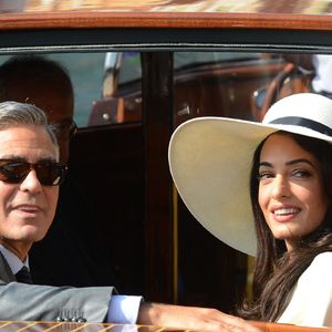 Le temps d'un week-end, ils ont convié leurs proches à des célébrations dans les plus beaux palais, avec arrivée en bateau-taxi et gondole... 

George Clooney et Amal Alamuddin arrivent à la mairie de Venise, le Palazzo Ca' Farsetti, le 29 septembre 2014 à Venise, en Italie. Photo : Xposure/Abaca